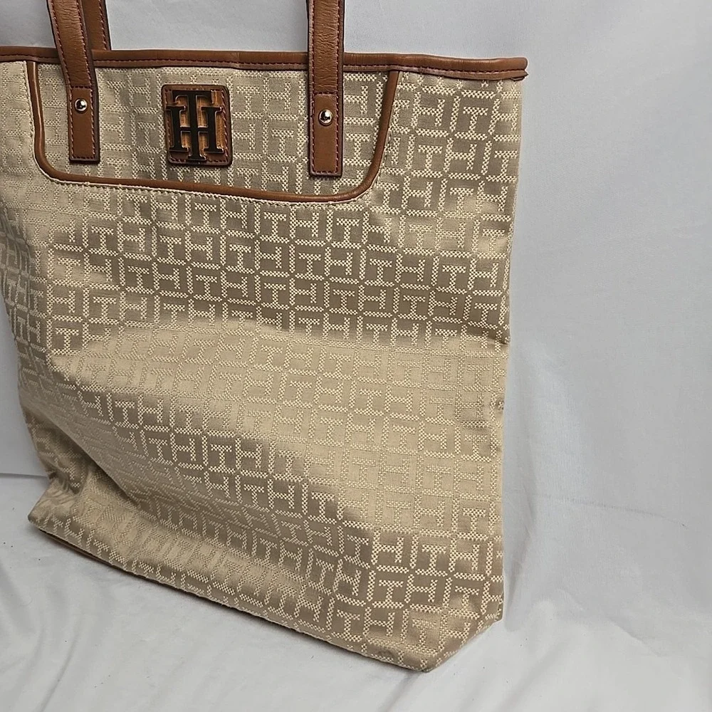 Tommy Hilfiger Tote Signature TH Brown Shopping Handbag W/Pouch MSRP $108.00 - Picture 4 of 11